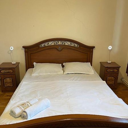 Guest House Saman Garni Bagian luar foto