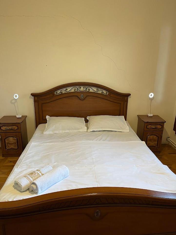 Guest House Saman Garni Bagian luar foto